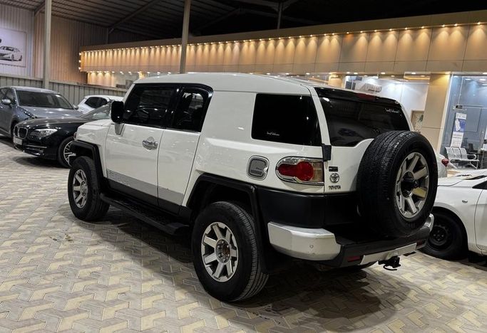 Подержанный Toyota FJ Cruiser, 4.0 л, 2016 в Саудовская Аравия, Эр-Рияд от Rayat Al Amtayaz راية الامتياز Белый цвет.  | AUTO.AE | Объявление #296467 — фото 7 из 18