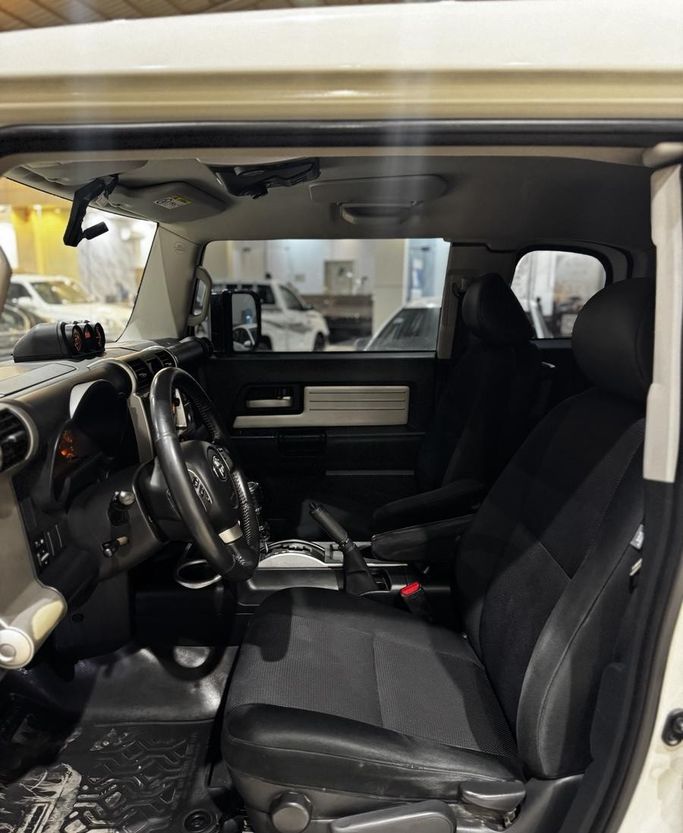 Подержанный Toyota FJ Cruiser, 4.0 л, 2016 в Саудовская Аравия, Эр-Рияд от Rayat Al Amtayaz راية الامتياز Белый цвет.  | AUTO.AE | Объявление #296467 — фото 11 из 18