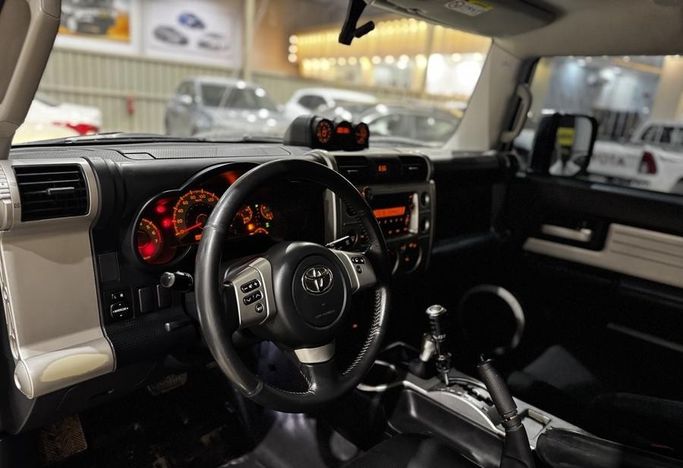 Подержанный Toyota FJ Cruiser, 4.0 л, 2016 в Саудовская Аравия, Эр-Рияд от Rayat Al Amtayaz راية الامتياز Белый цвет.  | AUTO.AE | Объявление #296467 — фото 12 из 18