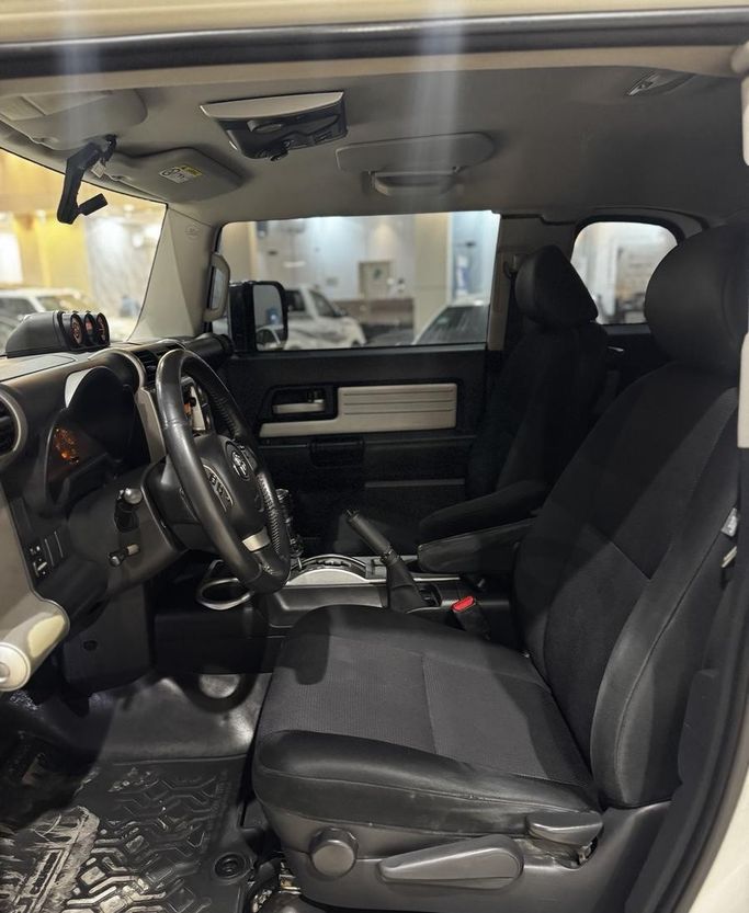 Подержанный Toyota FJ Cruiser, 4.0 л, 2016 в Саудовская Аравия, Эр-Рияд от Rayat Al Amtayaz راية الامتياز Белый цвет.  | AUTO.AE | Объявление #296467 — фото 13 из 18