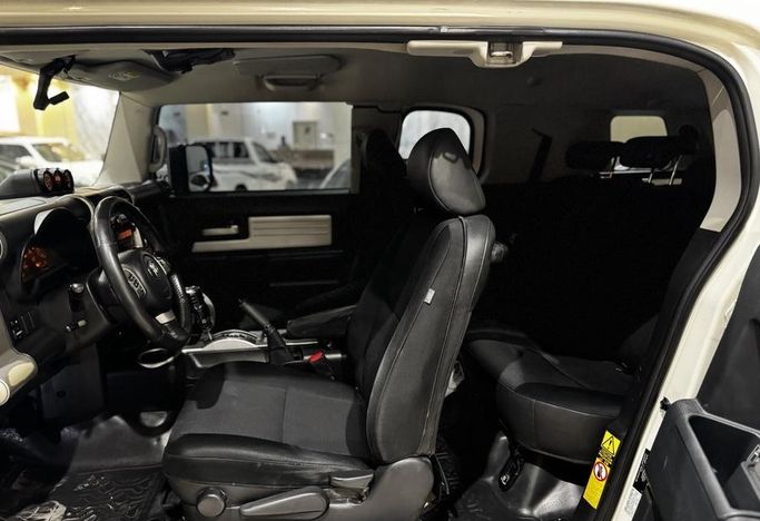 Подержанный Toyota FJ Cruiser, 4.0 л, 2016 в Саудовская Аравия, Эр-Рияд от Rayat Al Amtayaz راية الامتياز Белый цвет.  | AUTO.AE | Объявление #296467 — фото 14 из 18