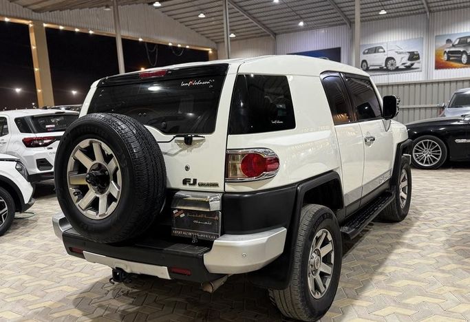 Подержанный Toyota FJ Cruiser, 4.0 л, 2016 в Саудовская Аравия, Эр-Рияд от Rayat Al Amtayaz راية الامتياز Белый цвет.  | AUTO.AE | Объявление #296467 — фото 8 из 18