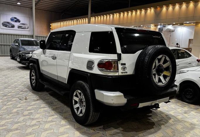 Подержанный Toyota FJ Cruiser, 4.0 л, 2016 в Саудовская Аравия, Эр-Рияд от Rayat Al Amtayaz راية الامتياز Белый цвет.  | AUTO.AE | Объявление #296467 — фото 9 из 18