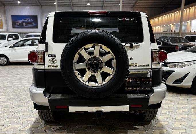 Подержанный Toyota FJ Cruiser, 4.0 л, 2016 в Саудовская Аравия, Эр-Рияд от Rayat Al Amtayaz راية الامتياز Белый цвет.  | AUTO.AE | Объявление #296467 — фото 10 из 18
