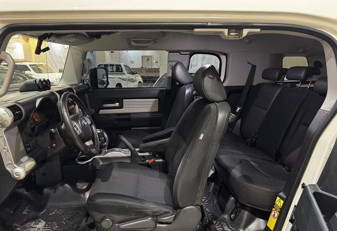 Подержанный Toyota FJ Cruiser, 4.0 л, 2016 в Саудовская Аравия, Эр-Рияд от Rayat Al Amtayaz راية الامتياز Белый цвет.  | AUTO.AE | Объявление #296467 — фото 15 из 18