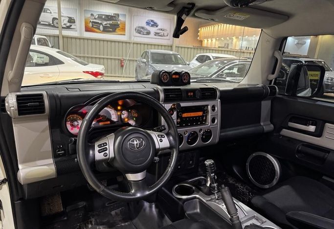 Подержанный Toyota FJ Cruiser, 4.0 л, 2016 в Саудовская Аравия, Эр-Рияд от Rayat Al Amtayaz راية الامتياز Белый цвет.  | AUTO.AE | Объявление #296467 — фото 16 из 18