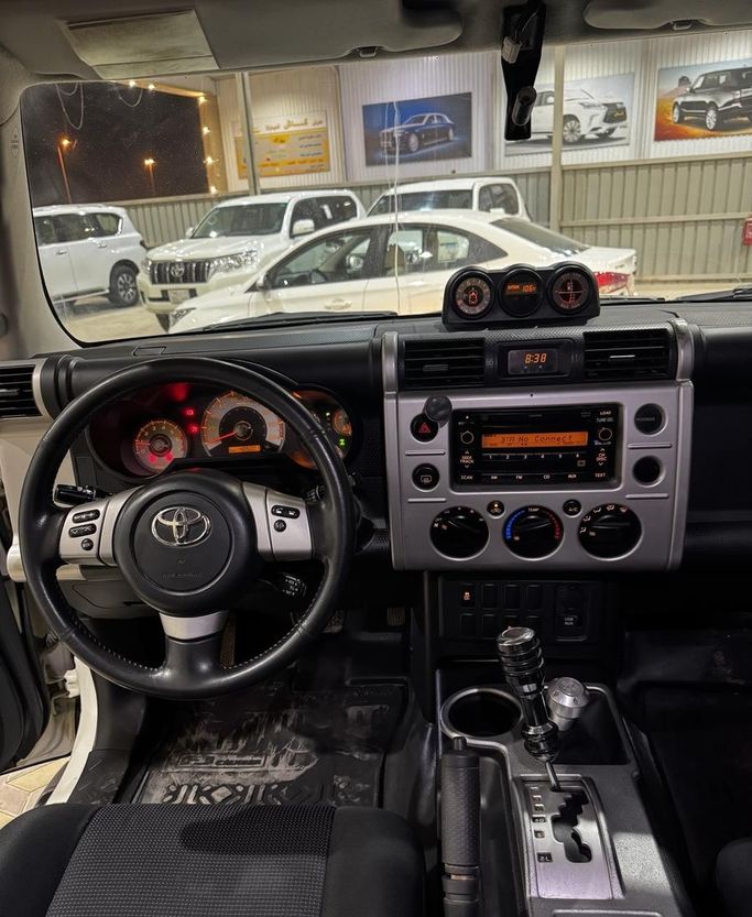 Подержанный Toyota FJ Cruiser, 4.0 л, 2016 в Саудовская Аравия, Эр-Рияд от Rayat Al Amtayaz راية الامتياز Белый цвет.  | AUTO.AE | Объявление #296467 — фото 18 из 18