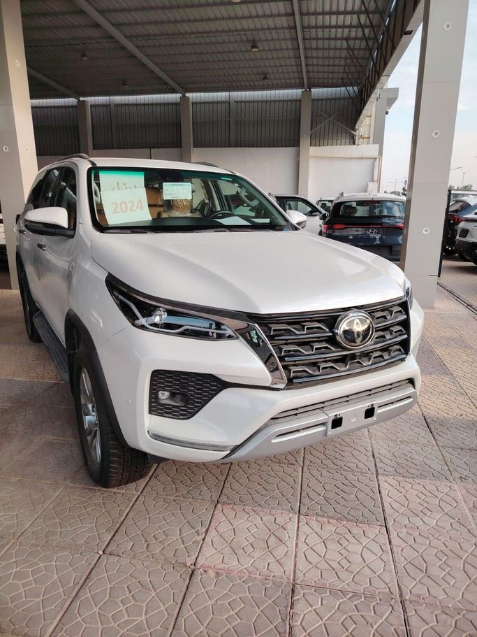 جديدة Toyota Fortuner فيس ليفت الثاني, 2.7 l, 2024 في في المملكة العربية السعودية, الرياض من Al Astool Al Khaleeji شركة الأسطول الخليجي للسيارات، اللون أبيض.  | AUTO.AE | إعلان #248967