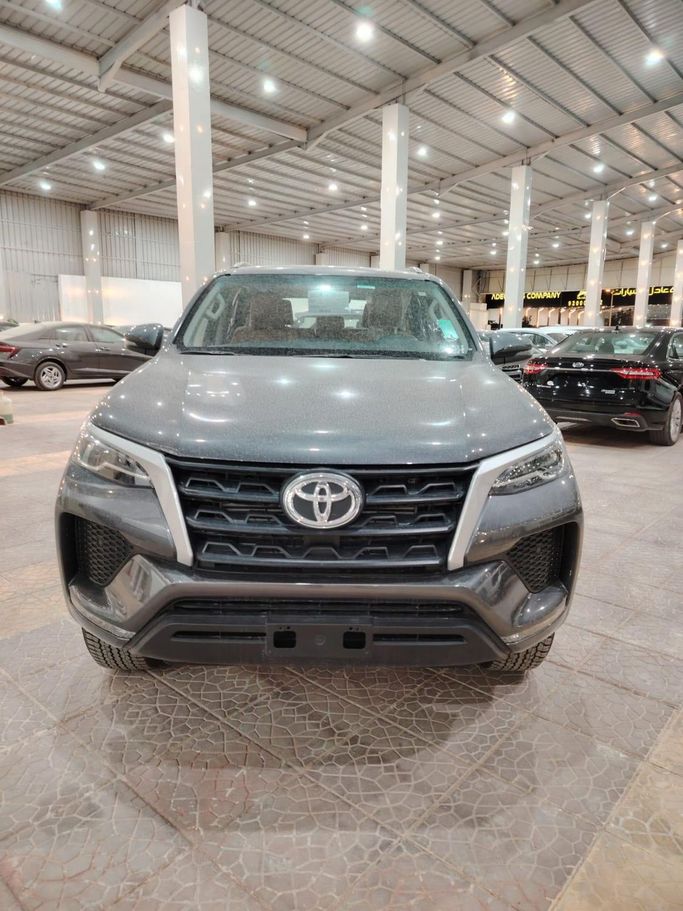Новый Toyota Fortuner II Рестайлинг, 2.7 л, 2024 в Саудовская Аравия, Эр-Рияд от Al Astool Al Khaleeji شركة الأسطول الخليجي للسيارات Серый цвет.  | AUTO.AE | Объявление #248970