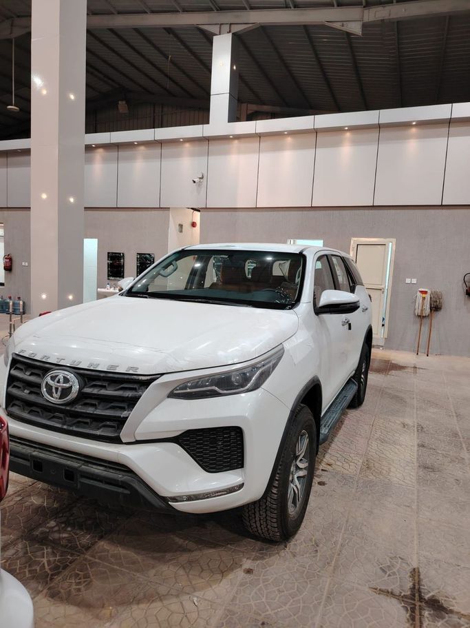 جديدة Toyota Fortuner فيس ليفت الثاني, 2.7 l, 2024 في في المملكة العربية السعودية, الرياض من Al Astool Al Khaleeji شركة الأسطول الخليجي للسيارات، اللون أبيض.  | AUTO.AE | إعلان #248972
