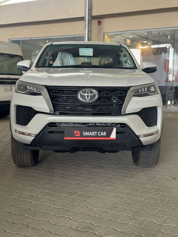 Новый Toyota Fortuner II Рестайлинг, 2.7 л, 2026 в Саудовская Аравия, Эр-Рияд от Smart Car شركة السيارة الذكية Белый цвет. Other | AUTO.AE | Объявление #249030