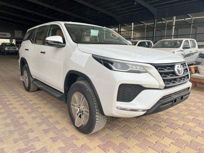 Новый Toyota Fortuner II Рестайлинг, 2.7 л, 2026 в Саудовская Аравия, Эр-Рияд от Car Vault شركة كار فولت للسيارات Белый цвет.  | AUTO.AE | Объявление #249445