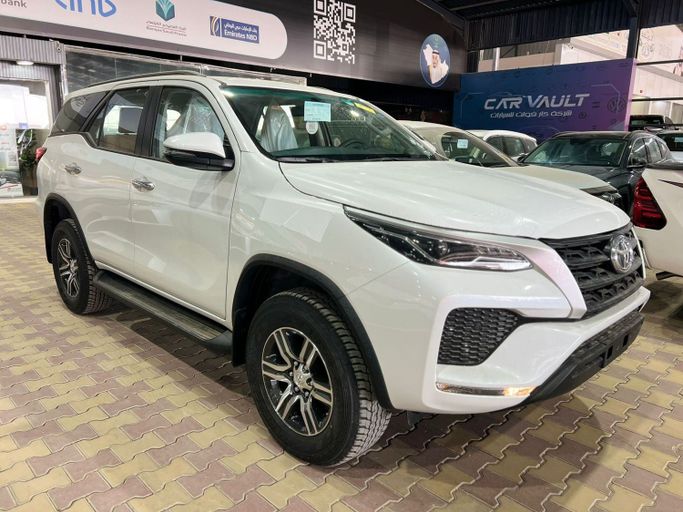 Новый Toyota Fortuner II Рестайлинг, 2.7 л, 2026 в Саудовская Аравия, Эр-Рияд от Car Vault شركة كار فولت للسيارات Белый цвет.  | AUTO.AE | Объявление #249450