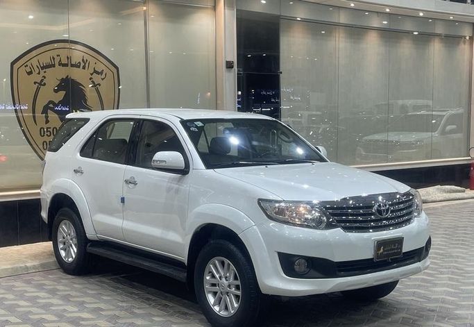 مستعملة Toyota Fortuner أنا فيس ليفت 2, 4.0 l, 2015 في في المملكة العربية السعودية, الرياض من Ramz Al Asalah رمز الاصالة، اللون أبيض.  | AUTO.AE | إعلان #249479