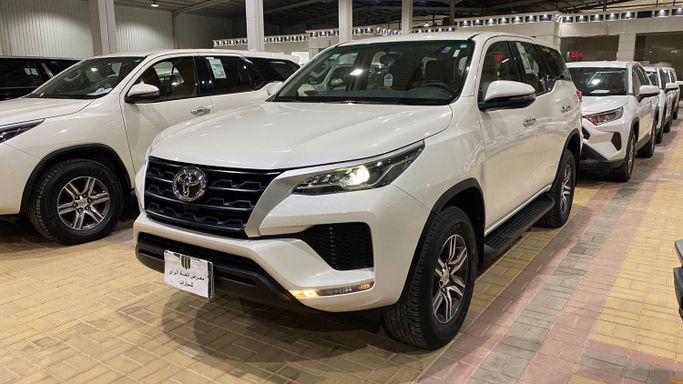 Подержанный Toyota Fortuner II Рестайлинг, 2.7 л, 2022 в Саудовская Аравия, Эр-Рияд от Atehad AlRaiy معرض اتحاد الراي للسيارات Белый цвет.  | AUTO.AE | Объявление #250654