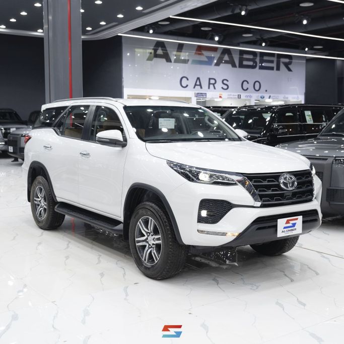 Новый Toyota Fortuner II Рестайлинг, 4.0 л, 2025 в Саудовская Аравия, Эр-Рияд от Al Saber Cars شركة السبر للسيارات Белый цвет.  | AUTO.AE | Объявление #251983