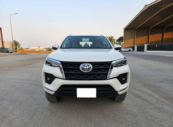 مستعملة Toyota Fortuner فيس ليفت الثاني, 4.0 l, 2022 في في المملكة العربية السعودية, الرياض من Nasser Bin Ateq Cars معرض ناصر بن عاتق للسيارات، اللون أبيض. مواصفات الخليج | AUTO.AE | إعلان #252306