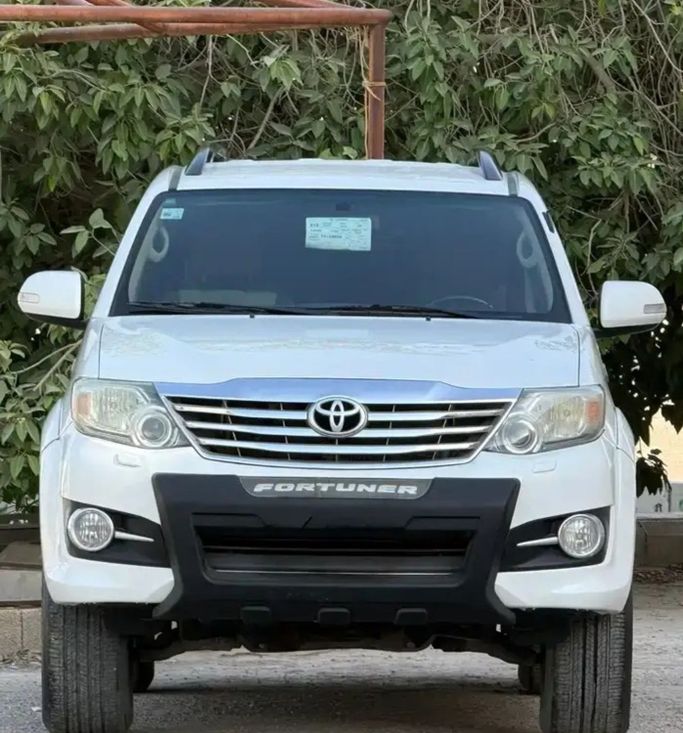 Подержанный Toyota Fortuner I Рестайлинг 2, 4.0 л, 2015 в Саудовская Аравия, Эр-Рияд от Sumou Al Markabat 2 معرض سمو المركبات Белый цвет.  | AUTO.AE | Объявление #259741