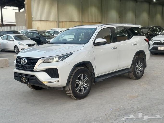 Подержанный Toyota Fortuner II Рестайлинг, 2.7 л, 2024 в Саудовская Аравия, Эр-Рияд от Saad Car  معرض سعد للسيارات Серебристый цвет.  | AUTO.AE | Объявление #261049