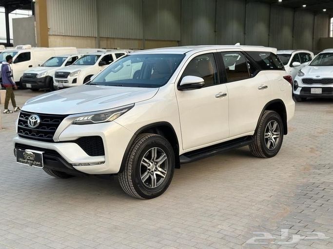 Подержанный Toyota Fortuner II Рестайлинг, 2.7 л, 2021 в Саудовская Аравия, Эр-Рияд от Saad Car  معرض سعد للسيارات Белый цвет.  | AUTO.AE | Объявление #261579
