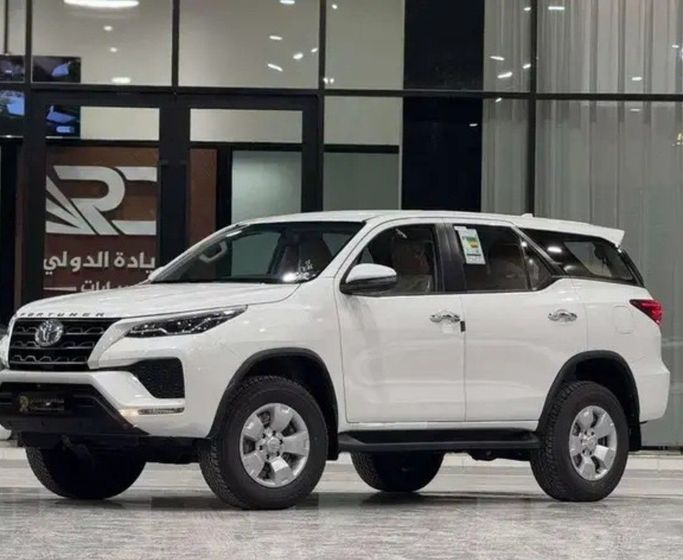 جديدة Toyota Fortuner فيس ليفت الثاني, 2.4 l, 2026 في في المملكة العربية السعودية, الرياض من Al Riyada Al Duwalya شركة الريادة الدولي للسيارات، اللون أبيض. مواصفات الخليج | AUTO.AE | إعلان #261927