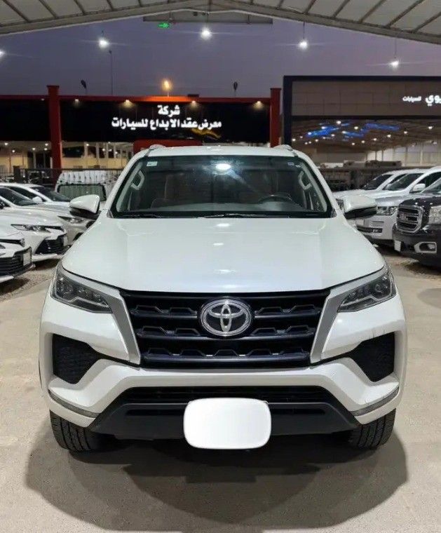 Подержанный Toyota Fortuner II Рестайлинг, 2.7 л, 2022 в Саудовская Аравия, Эр-Рияд от معرض امتياز الشفا للسيارات Белый цвет.  | AUTO.AE | Объявление #264277