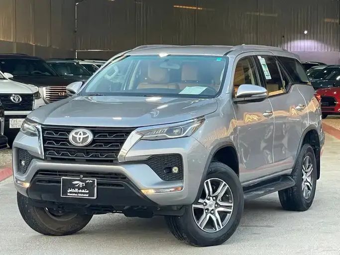 Used Toyota Fortuner II Facelift, 4.0 l, 2023 in Saudi Arabia, Riyadh by Muntahaa Altakamul  معرض منتهى التكامل للسيارات, Silver color. Other | AUTO.AE | Listing #264661