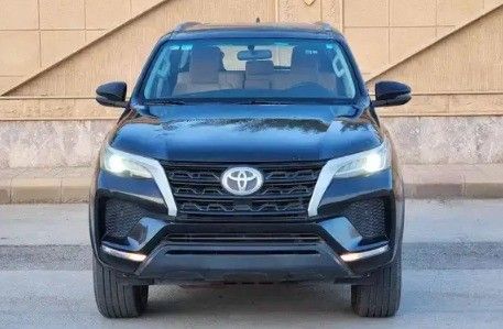 Подержанный Toyota Fortuner II Рестайлинг, 2.7 л, 2021 в Саудовская Аравия, Эр-Рияд от Al Qaiser Showroom معرض القيصر للسيارات Черный цвет.  | AUTO.AE | Объявление #266989