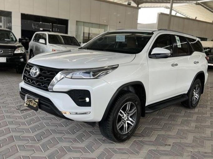مستعملة ⁦Toyota Fortuner فيس ليفت الثاني، 4.0 l، 2023⁩ في في المملكة العربية السعودية, الرياض من Fakhamat Najd معرض فخامة نجد للسيارات، اللون أبيض. أخرى | AUTO.AE | إعلان #288754