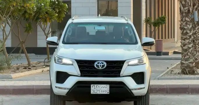 مستعملة ⁦Toyota Fortuner فيس ليفت الثاني، 2.7 l، 2021⁩ في في المملكة العربية السعودية, الرياض من شركة رمال الأندلس للسيارات، اللون أبيض.  | AUTO.AE | إعلان #288989