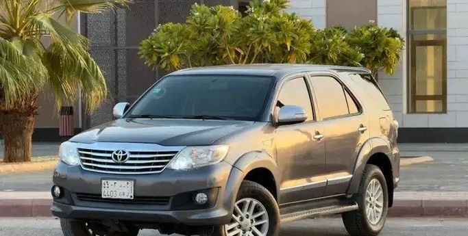 مستعملة ⁦Toyota Fortuner أنا فيس ليفت 2، 2.7 l، 2014⁩ في في المملكة العربية السعودية, الرياض من شركة رمال الأندلس للسيارات، اللون رمادي.  | AUTO.AE | إعلان #288993