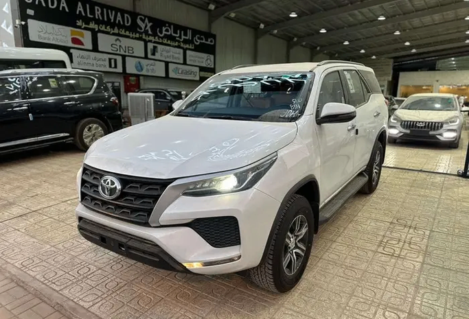 جديدة ⁦Toyota Fortuner فيس ليفت الثاني، 2.7 l، 2026⁩ في في المملكة العربية السعودية, الرياض من Sada Al Riyadh صدى الرياض، اللون أبيض. مواصفات الخليج | AUTO.AE | إعلان #289059