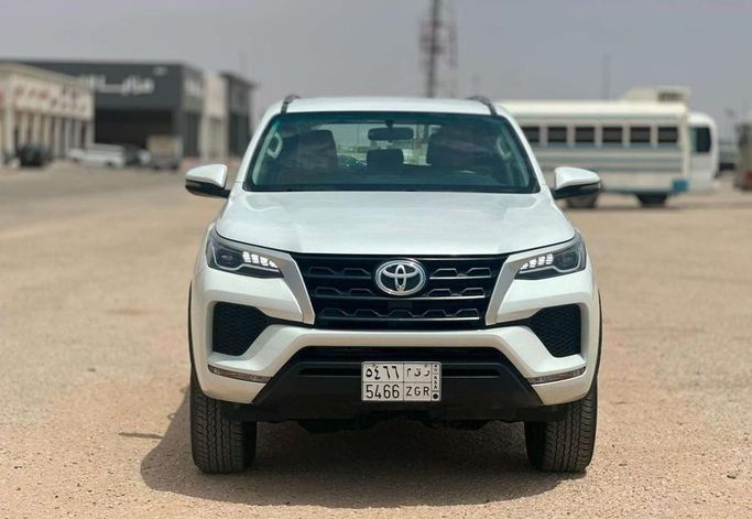 Подержанный Toyota Fortuner II Рестайлинг, 2.7 л, 2024 в Саудовская Аравия, Эр-Рияд от Al Shukh شركة معرض الشيوخ للسيارات Белый цвет.  | AUTO.AE | Объявление #296215