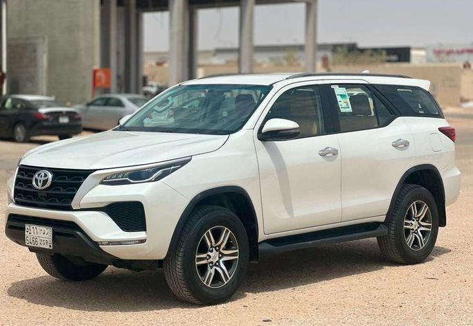 Подержанный Toyota Fortuner II Рестайлинг, 2.7 л, 2024 в Саудовская Аравия, Эр-Рияд от Al Shukh شركة معرض الشيوخ للسيارات Белый цвет.  | AUTO.AE | Объявление #296215 — фото 2 из 14