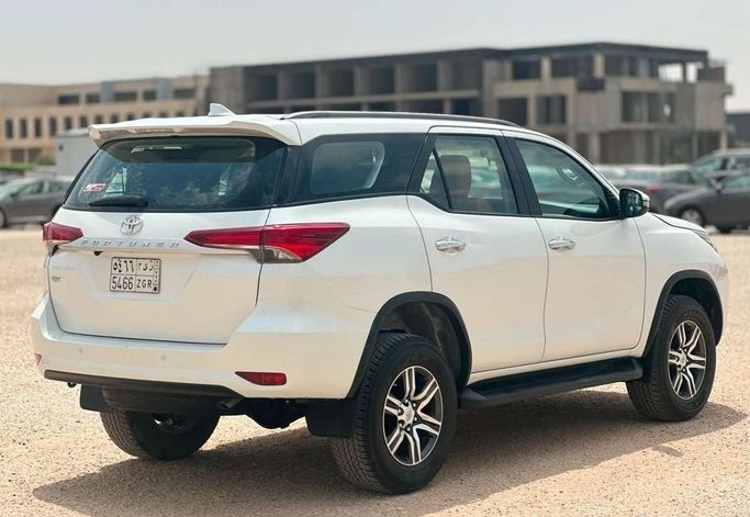 Подержанный Toyota Fortuner II Рестайлинг, 2.7 л, 2024 в Саудовская Аравия, Эр-Рияд от Al Shukh شركة معرض الشيوخ للسيارات Белый цвет.  | AUTO.AE | Объявление #296215 — фото 3 из 14