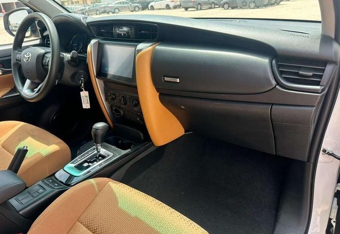 Подержанный Toyota Fortuner II Рестайлинг, 2.7 л, 2024 в Саудовская Аравия, Эр-Рияд от Al Shukh شركة معرض الشيوخ للسيارات Белый цвет.  | AUTO.AE | Объявление #296215 — фото 11 из 14
