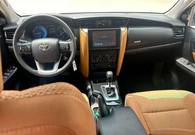 Подержанный Toyota Fortuner II Рестайлинг, 2.7 л, 2024 в Саудовская Аравия, Эр-Рияд от Al Shukh شركة معرض الشيوخ للسيارات Белый цвет.  | AUTO.AE | Объявление #296215 — фото 13 из 14