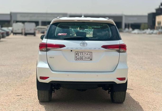 Подержанный Toyota Fortuner II Рестайлинг, 2.7 л, 2024 в Саудовская Аравия, Эр-Рияд от Al Shukh شركة معرض الشيوخ للسيارات Белый цвет.  | AUTO.AE | Объявление #296215 — фото 4 из 14