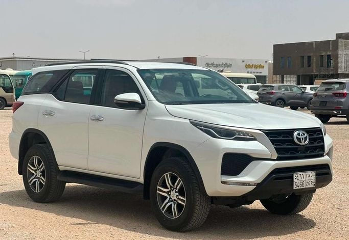 Подержанный Toyota Fortuner II Рестайлинг, 2.7 л, 2024 в Саудовская Аравия, Эр-Рияд от Al Shukh شركة معرض الشيوخ للسيارات Белый цвет.  | AUTO.AE | Объявление #296215 — фото 6 из 14