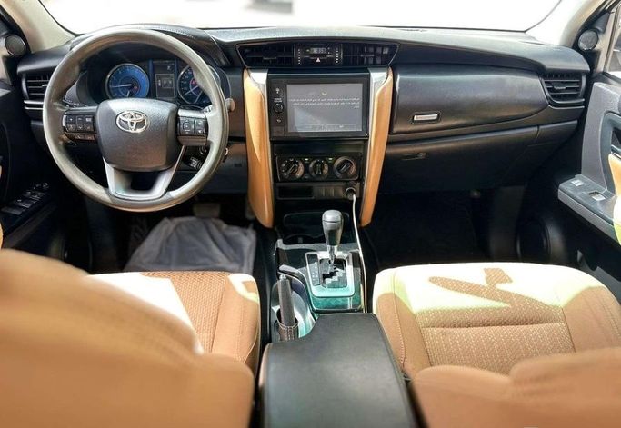 Подержанный Toyota Fortuner II Рестайлинг, 2.7 л, 2022 в Саудовская Аравия, Эр-Рияд от Al Shukh شركة معرض الشيوخ للسيارات Белый цвет.  | AUTO.AE | Объявление #296239 — фото 10 из 13