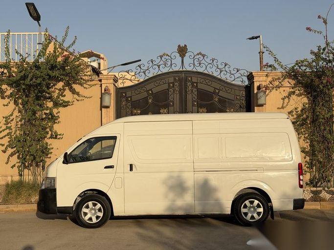 مستعملة Toyota HiAce عملية فيس ليفت H200, 3.0 l, 2014 في في المملكة العربية السعودية, الرياض من Sharyan Al Asimah معرض شريان العاصمة للسيارات، اللون أبيض.  | AUTO.AE | إعلان #263494
