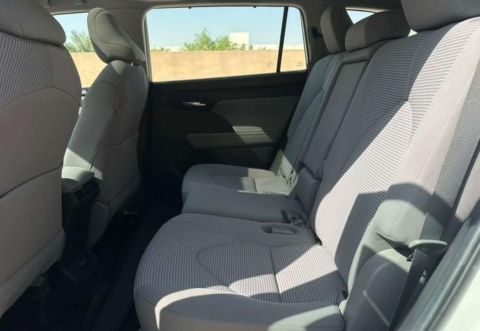 مستعملة Toyota Highlander IV (U70)، 2.5 لتر، 2023 في المملكة العربية السعودية، الرياض من Al Shukh شركة معرض الشيوخ للسيارات، اللون أبيض.  | AUTO.AE | إعلان #296214 — صورة 13 من 16