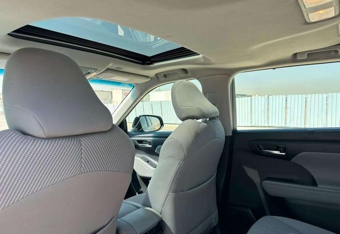 مستعملة Toyota Highlander IV (U70)، 2.5 لتر، 2023 في المملكة العربية السعودية، الرياض من Al Shukh شركة معرض الشيوخ للسيارات، اللون فضي.  | AUTO.AE | إعلان #296217 — صورة 10 من 15