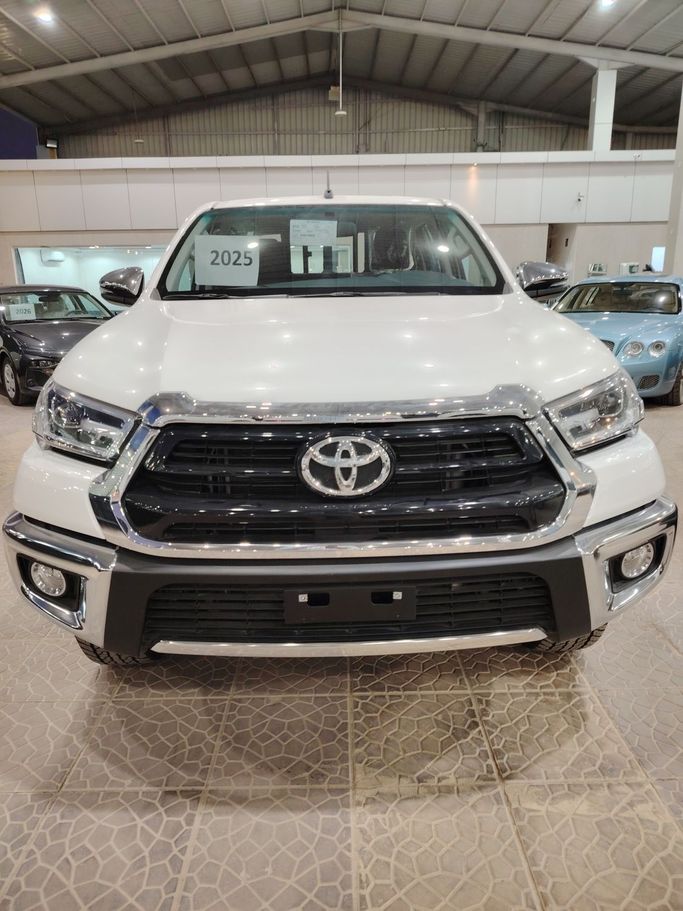 New Toyota Hilux VIII Facelift, 2.7 l, 2025 in Saudi Arabia, Riyadh by Al Astool Al Khaleeji شركة الأسطول الخليجي للسيارات, White color.  | AUTO.AE | Listing #249143