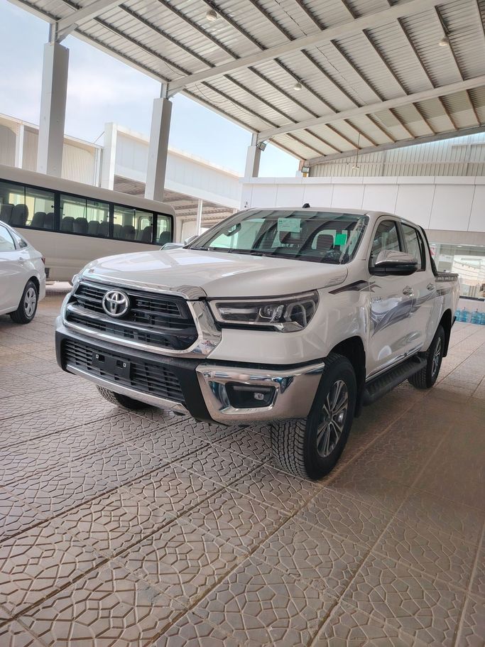 Новый Toyota Hilux VIII Рестайлинг, 2.7 л, 2025 в Саудовская Аравия, Эр-Рияд от Al Astool Al Khaleeji شركة الأسطول الخليجي للسيارات Белый цвет.  | AUTO.AE | Объявление #249144
