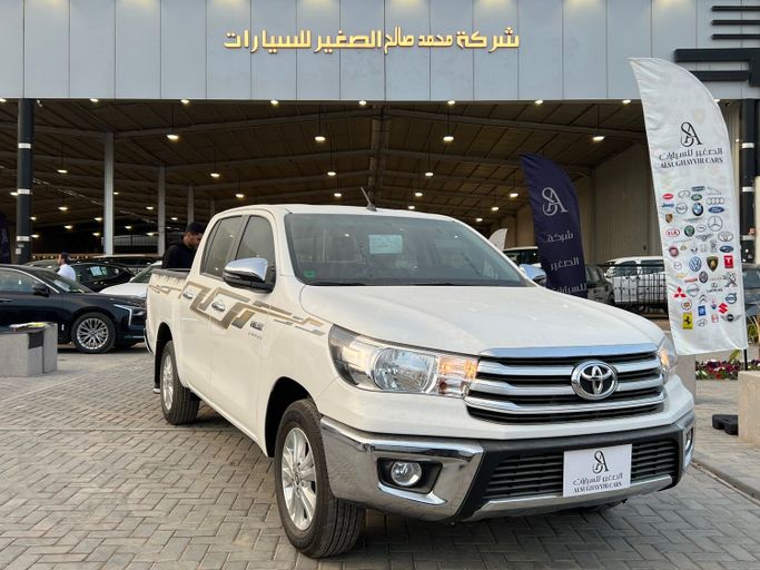 جديدة Toyota Hilux ثامناً, 2.7 l, 2025 في في المملكة العربية السعودية, الرياض من Al Sughayyir Cars الصغير للسيارات، اللون أبيض.  | AUTO.AE | إعلان #254226