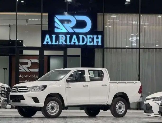 جديدة Toyota Hilux ثامناً, 2.4 l, 2026 في في المملكة العربية السعودية, الرياض من Al Riyada Al Duwalya شركة الريادة الدولي للسيارات، اللون أبيض. مواصفات الخليج | AUTO.AE | إعلان #261928