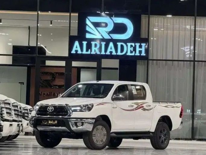 جديدة Toyota Hilux ثامناً, 2.7 l, 2026 في في المملكة العربية السعودية, الرياض من Al Riyada Al Duwalya شركة الريادة الدولي للسيارات، اللون أبيض.  | AUTO.AE | إعلان #261982