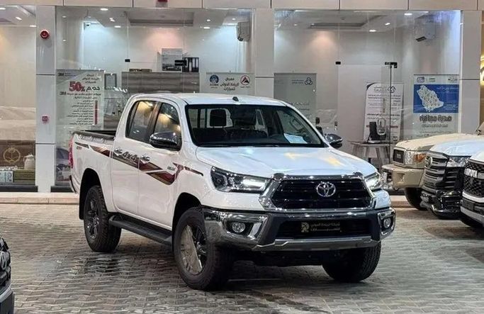 New Toyota Hilux VIII, 2.7 l, 2025 in Saudi Arabia, Riyadh by Al Riyada Al Duwalya شركة الريادة الدولي للسيارات, White color.  | AUTO.AE | Listing #262702