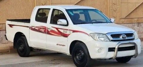Used Toyota Hilux VII, 2.7 l, 2010 in Saudi Arabia, Riyadh by Al Qaiser Showroom معرض القيصر للسيارات, White color.  | AUTO.AE | Listing #266817
